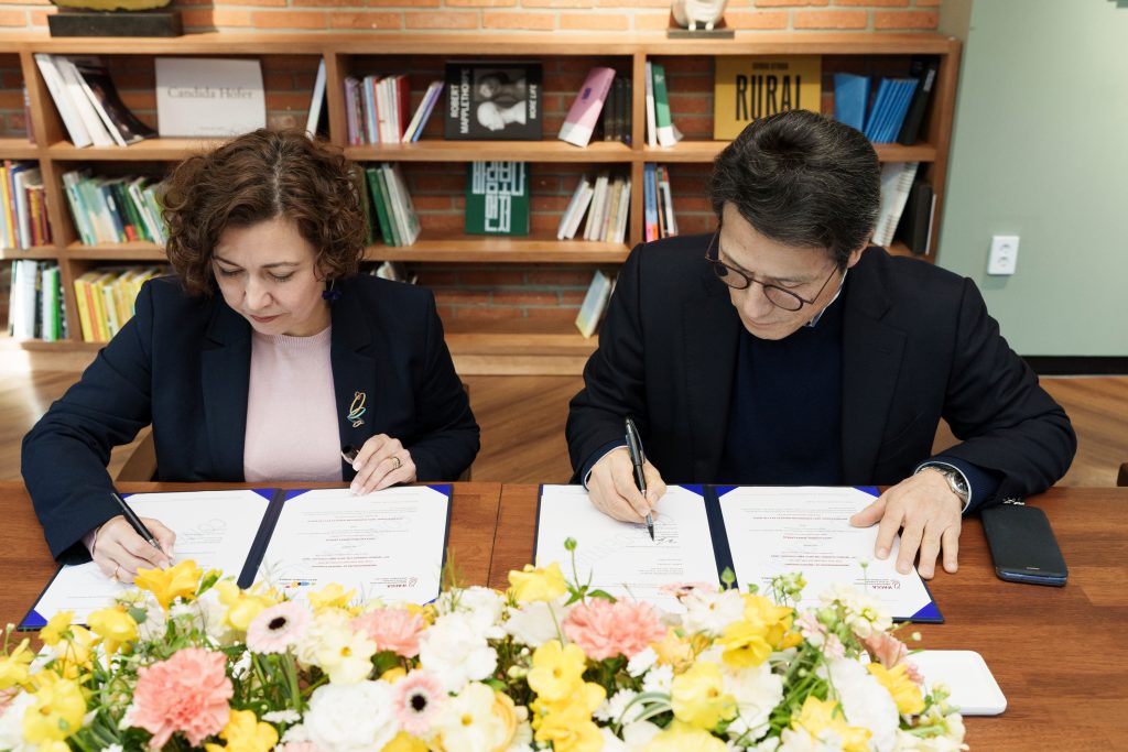 Ms Magdalena Moreno Mujica, Executive Director, IFACCA, and Mr Byoung Gug Choung, Chair Person, Arts Council Korea. Image courtesy of ARKO.